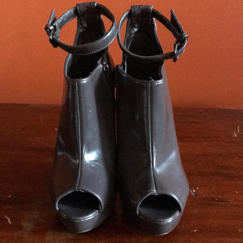 Marco Santi Gray patent booties